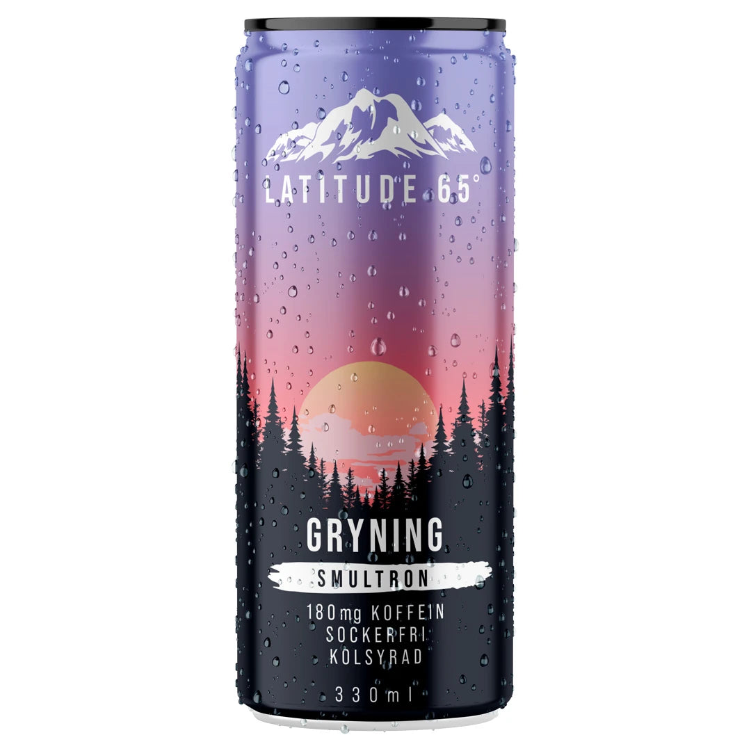Latitude 65 330 ml lilassa ja mustassa tölkissä, jossa on luontomaisema ja vesipisaroita, makuna Gryning Smultron.