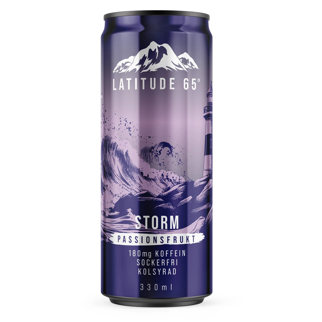 Latitude 65 330 ml -hiilihapotettu juoma violetissa tölkissä, jossa on majakka ja aaltoja, makuna Storm Passionsfrukt., kuva 12/20