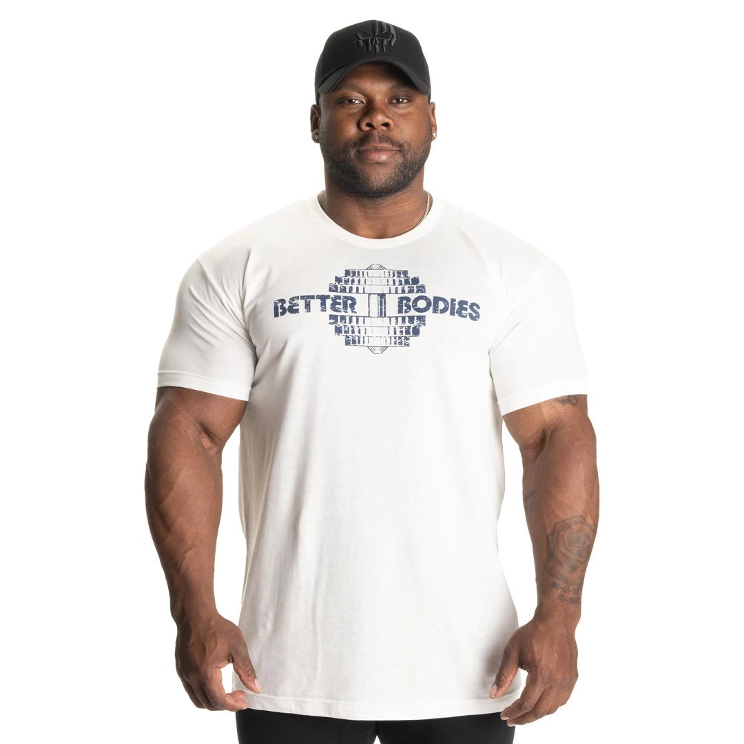 Better Bodies Recruit Tee White, klassinen valkoinen t-paita suurella rintalogolla miehen yllä., kuva 4/8