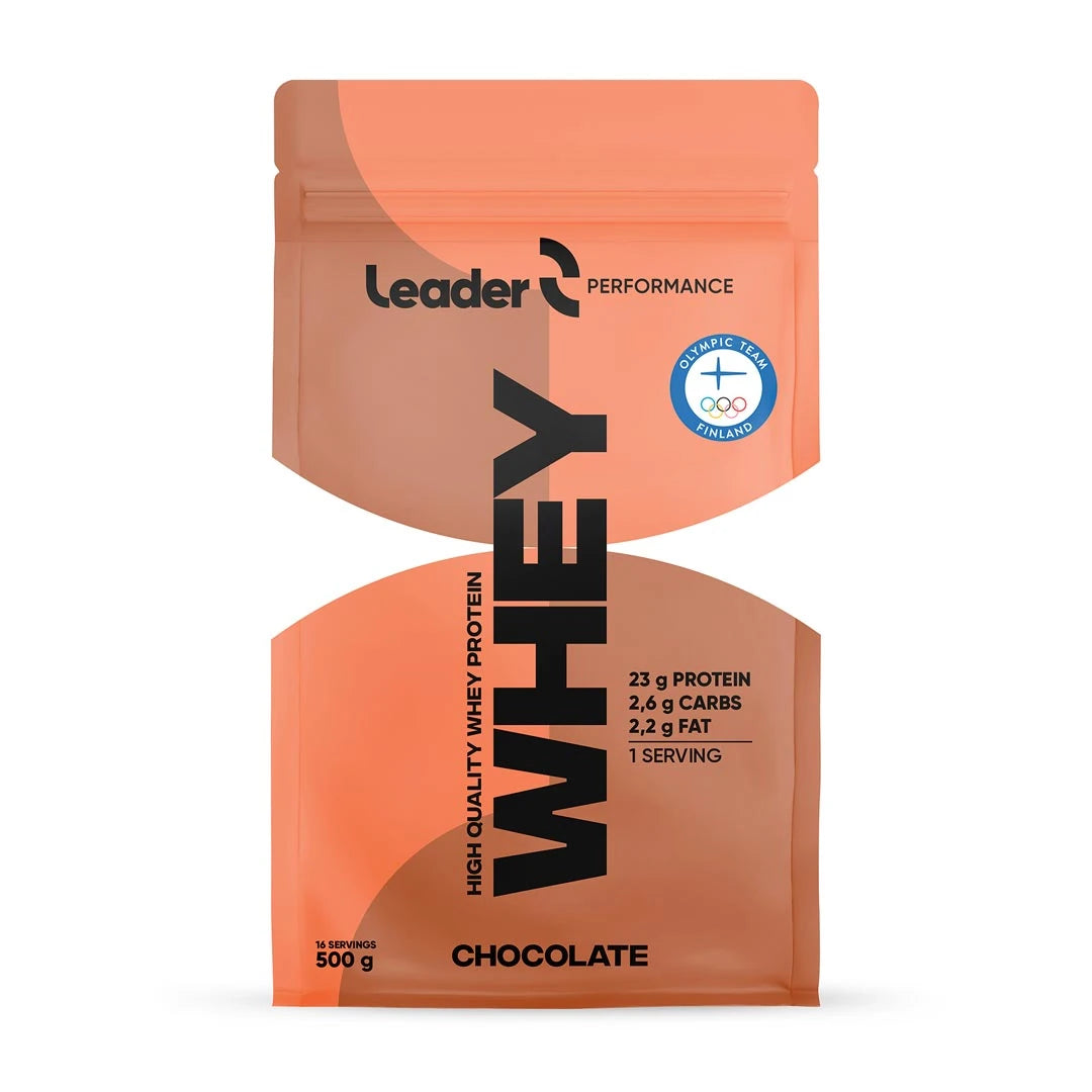 Leader Performance Whey Protein 500 g -heraproteiinitiiviste oranssissa pussissa, makuna suklaa.