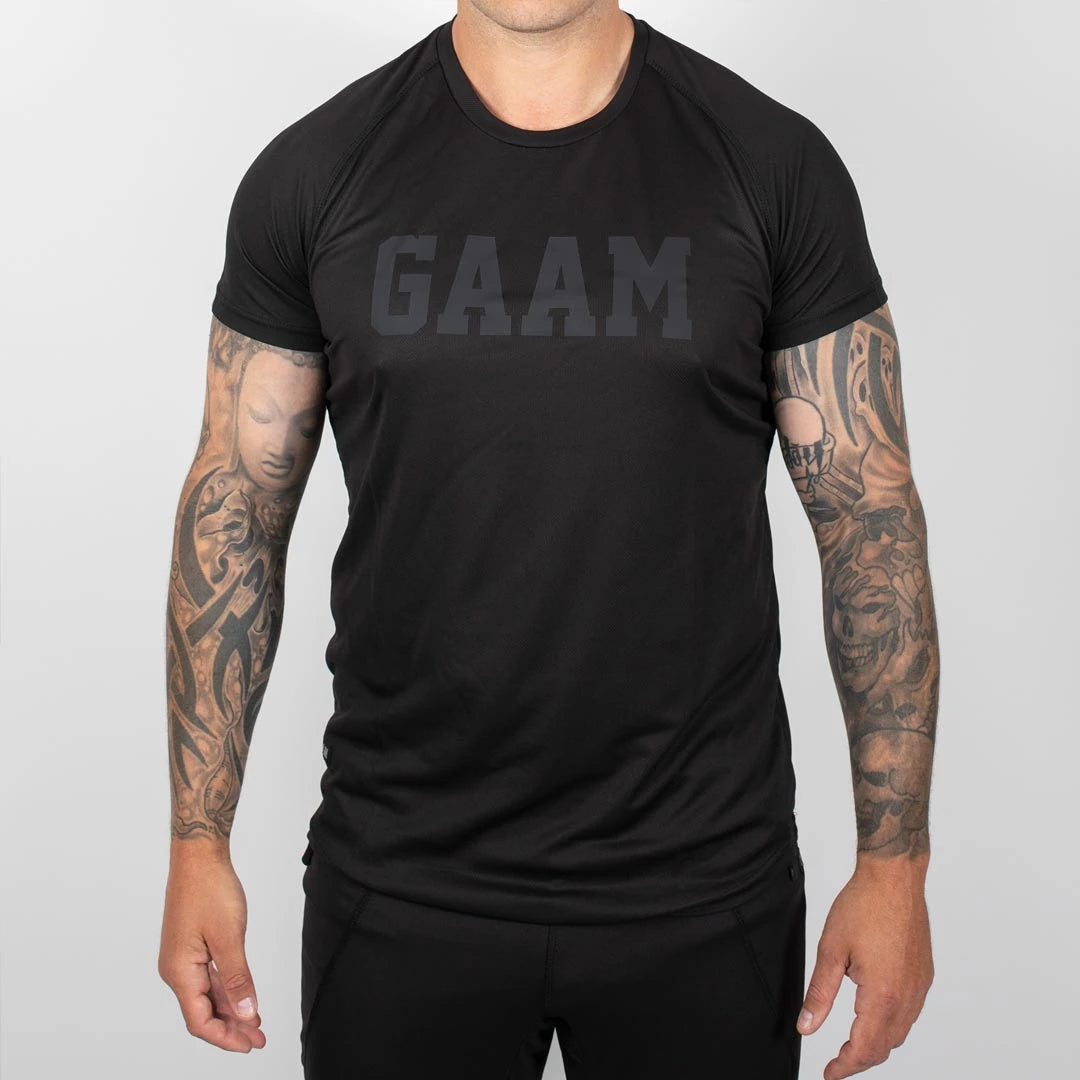 GAAM Pro Tech Logo Tee Black, musta tekninen treenipaita, jonka rinnassa on iso GAAM-painatus., kuva 1/1