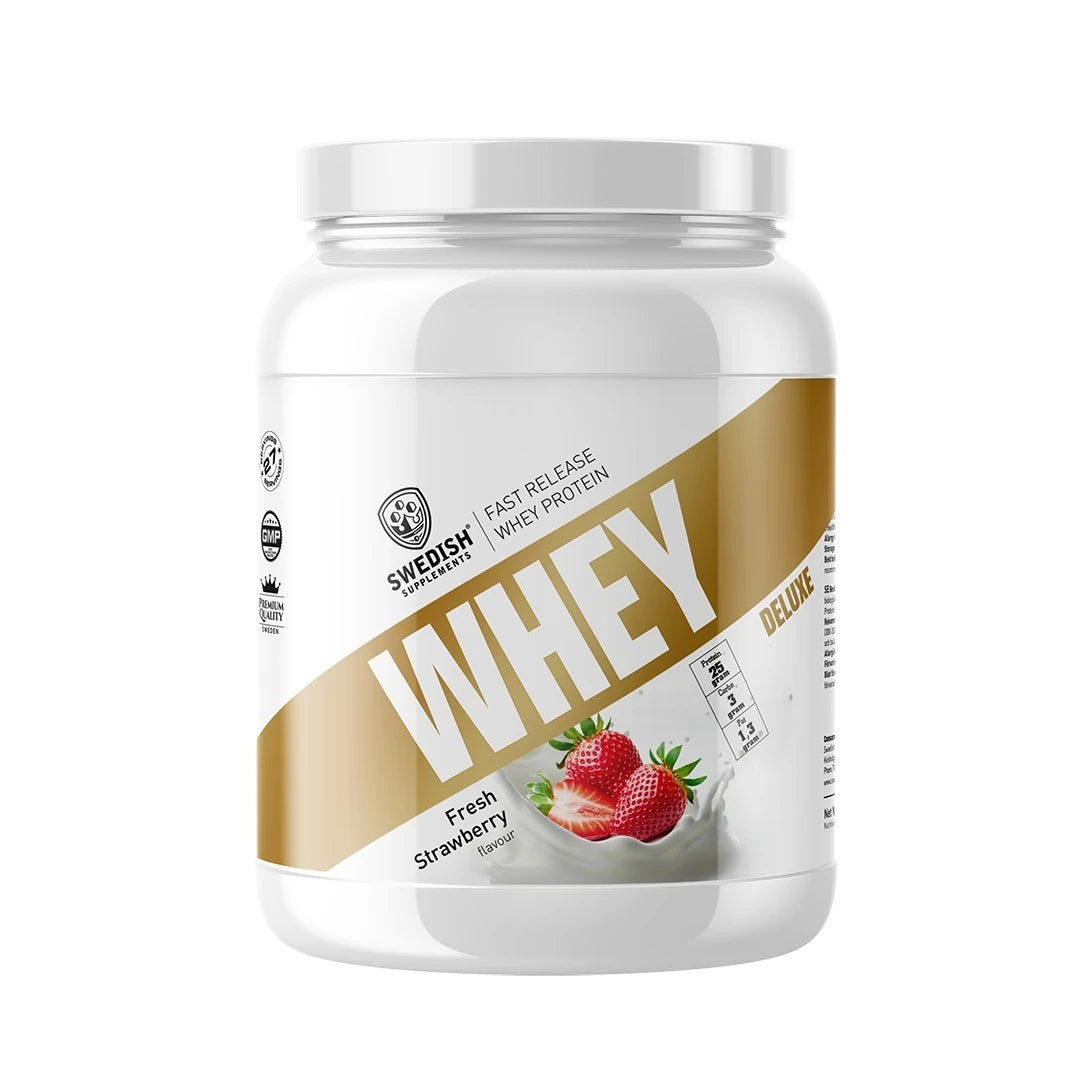 Swedish Supplements Whey Protein Deluxe 900 g -proteiinijauhe valkoisessa purkissa kultaisin yksityiskohdin, makuna Fresh Strawberry.
