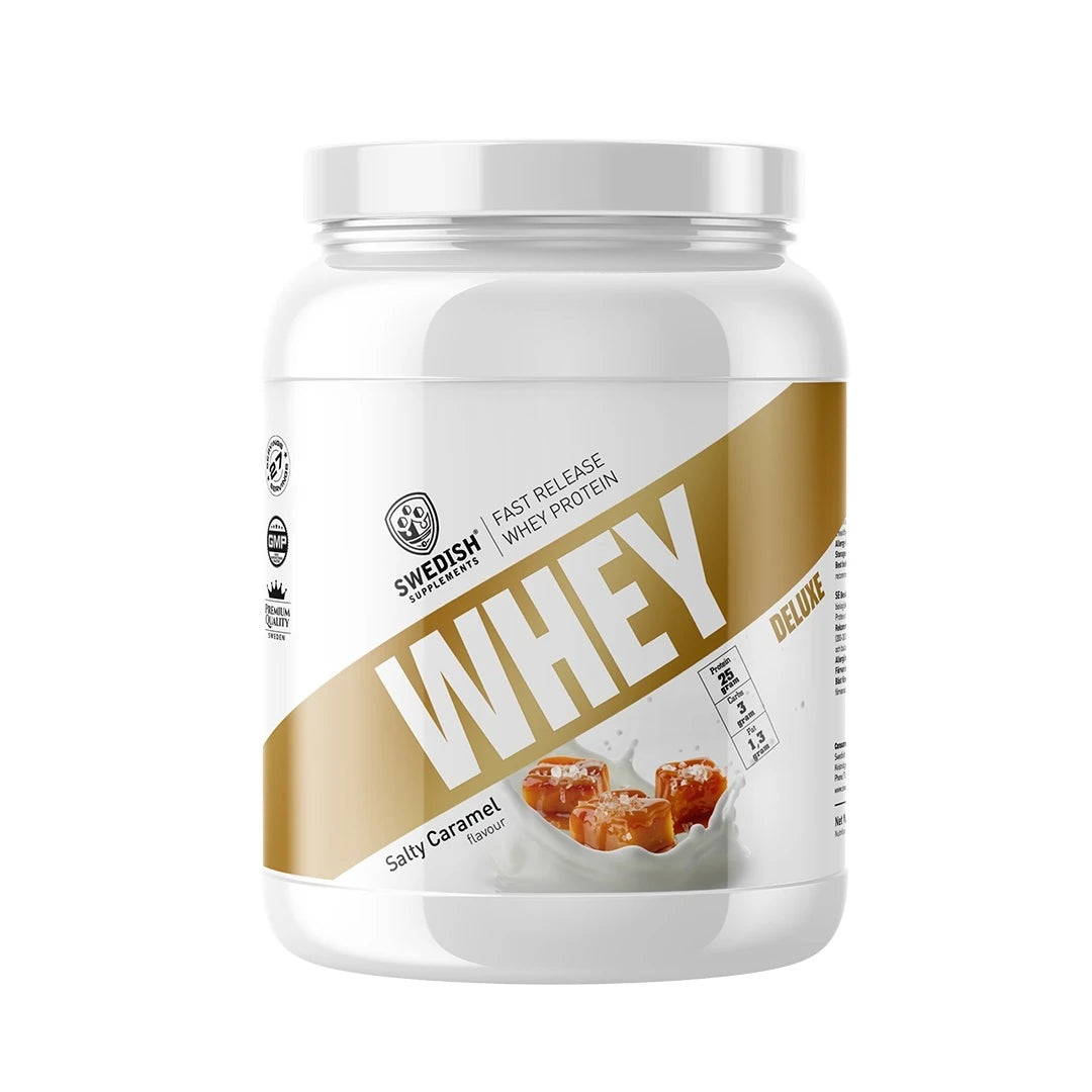 Swedish Supplements Whey Protein Deluxe 900 g -heraproteiini valkoisessa purkissa kultaisin yksityiskohdin, makuna Salty Caramel.