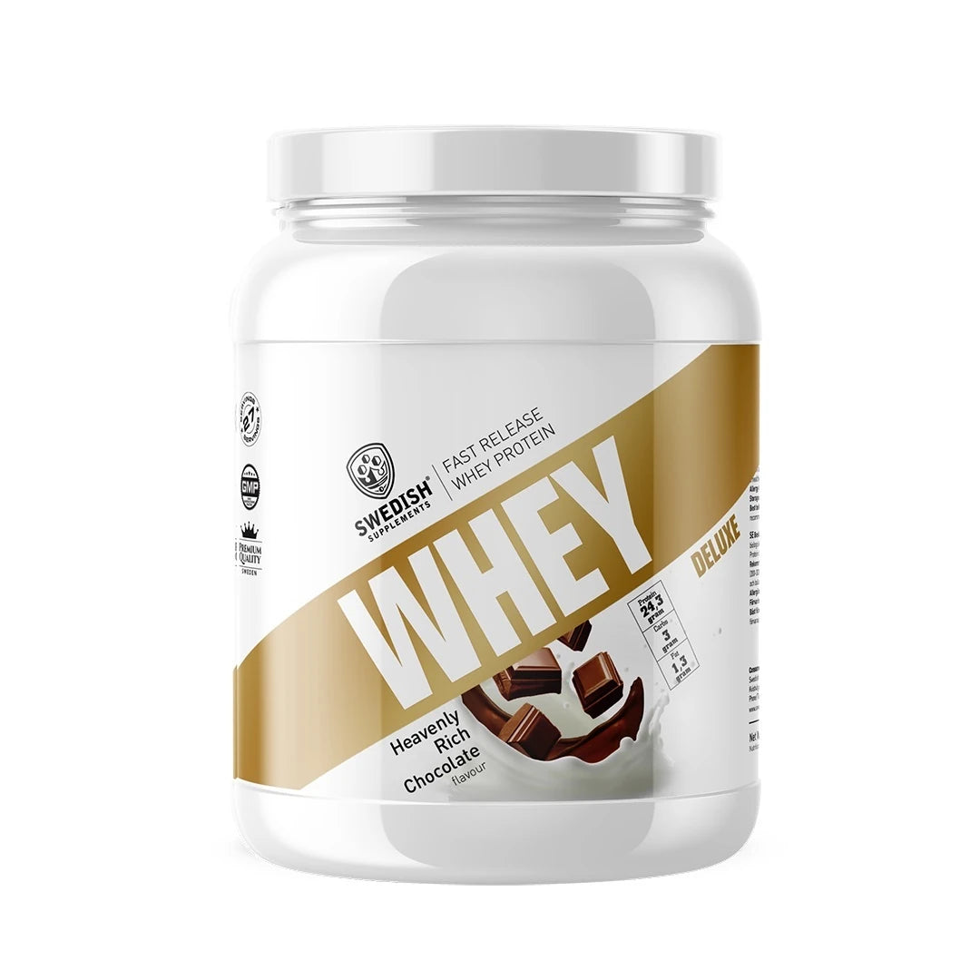 Swedish Supplements Whey Protein Deluxe 900 g -proteiinijauhe valkokultaisessa purkissa, makuna Heavenly Rich Chocolate.