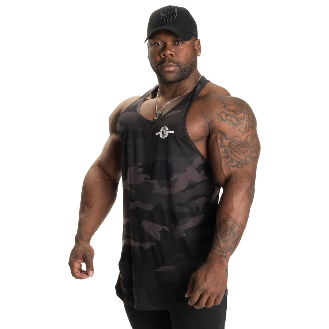 Better Bodies Essential T-back V2 Dark Camo on tumma maastokuvioitu puuvillainen treenitoppi miehen päällä., kuva 3/6