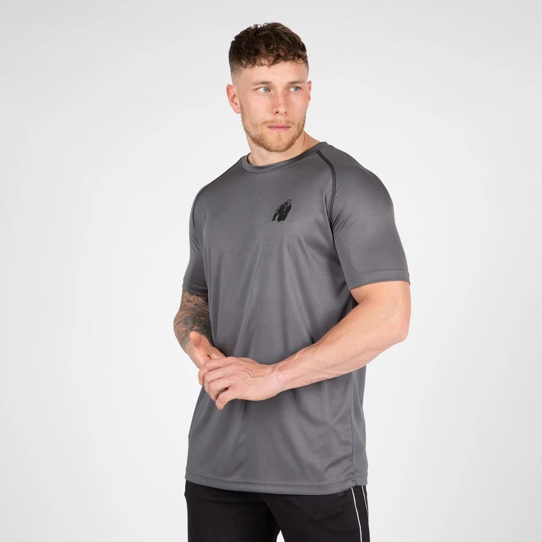 Mies yllään Gorilla Wear Performance T-Shirt grey, kevyt treenipaita mustalla rintalogolla., kuva 7/7