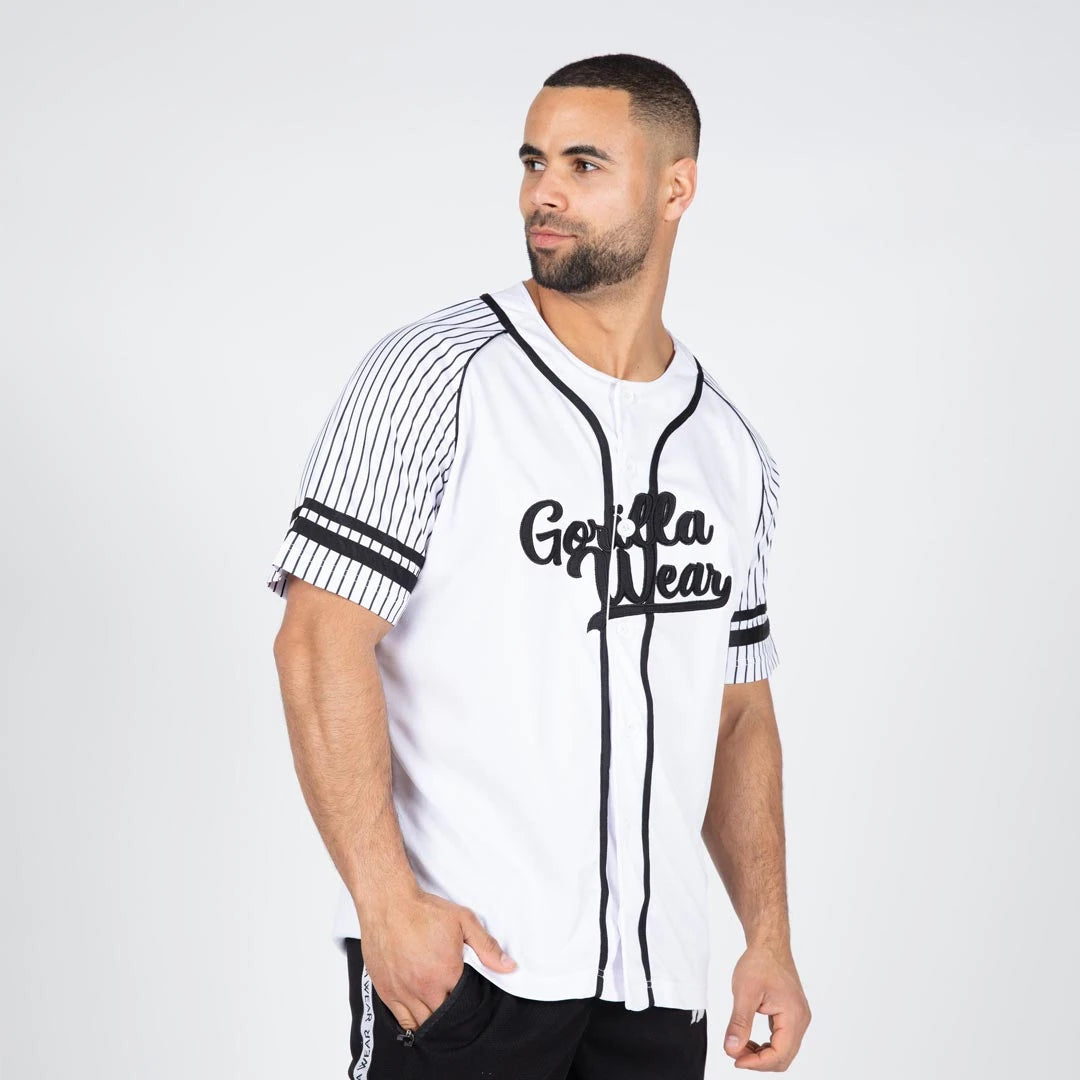 Mies yllään valkoinen Gorilla Wear 82 Baseball Jersey White -polyesteripaita mustilla raidoilla ja brodeeratulla logolla., kuva 2/8