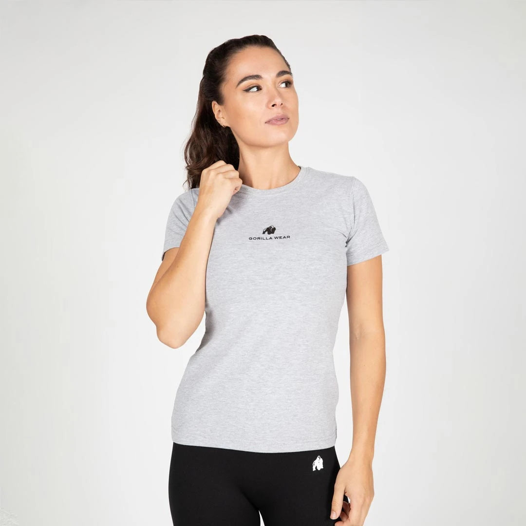 Naisen yllä vaaleanharmaa puuvillainen Gorilla Wear Estero T-Shirt grey melange mustalla rintalogolla.