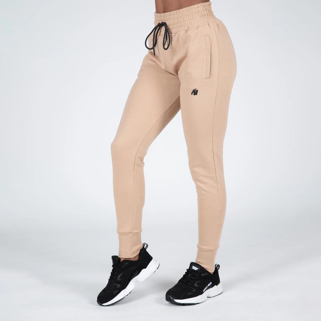 Gorilla Wear Marion Sweatpants beige, pehmeät puuvillasekoitteiset treenihousut mustalla kiristysnyörillä ja resoreilla., kuva 2/6