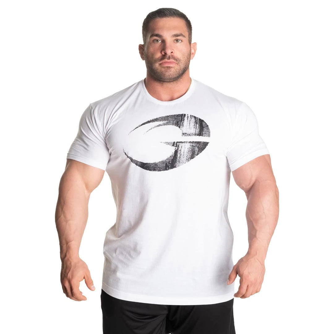GASP Cadet Tee White, valkoinen treenipaita suurella mustalla logopainatuksella rinnassa, miehen yllä., kuva 3/8