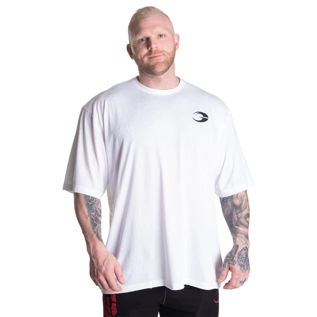 GASP Division Iron Tee White, valkoinen puuvillasekoitteinen oversize-treenipaita miesmallin yllä., kuva 4/7