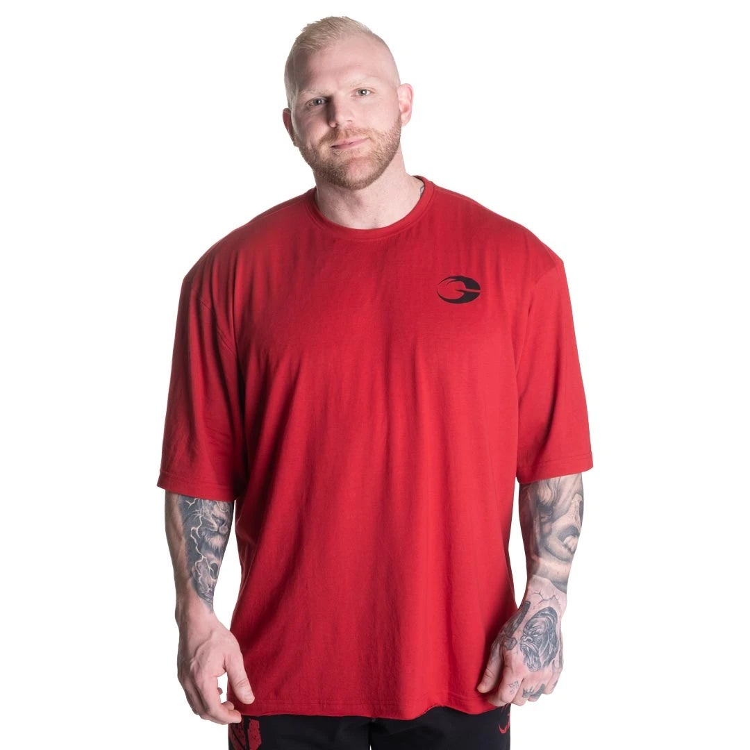 Punainen miesten GASP Division Iron Tee Chili Red oversized treenipaita, jossa on pieni musta logo vasemmassa rinnassa., kuva 2/2
