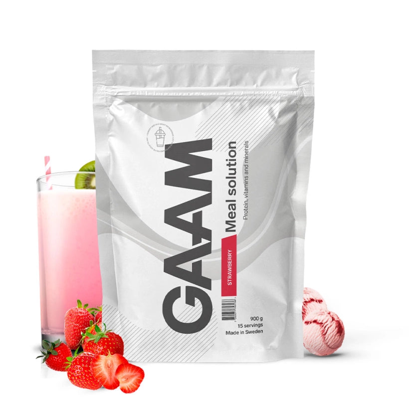 Valkoinen pussi GAAM Meal Solution 900 g -ateriankorviketta maussa Strawberry, vieressä pinkki pirtelö ja mansikoita.