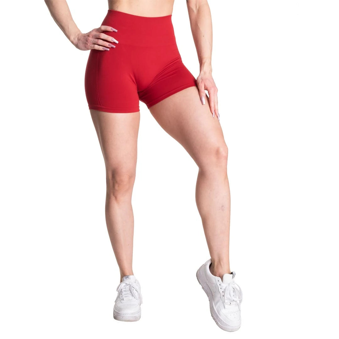Better Bodies Scrunch Shorts Chili Red, joustavat punaiset korkeavyötäröiset treenishortsit mallin yllä., kuva 2/2