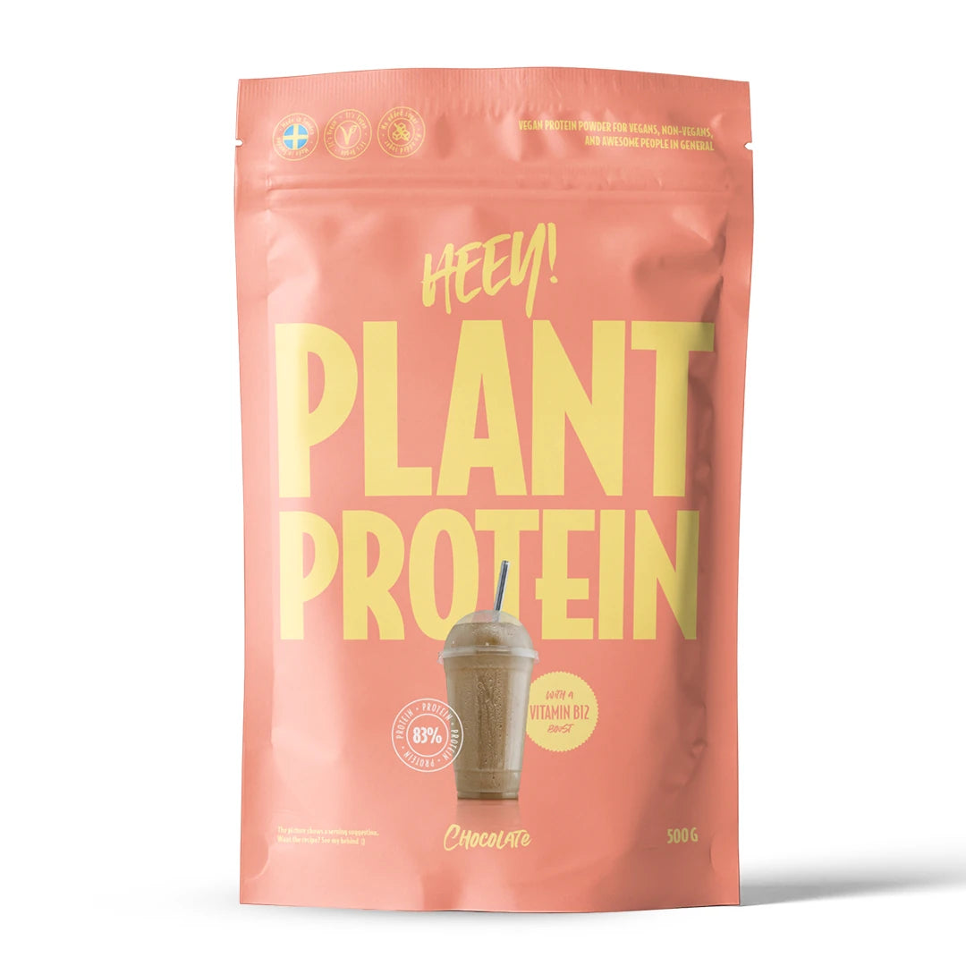 Heey! Vegaaninen proteiini 500 g vaaleanpunaisessa pussissa keltaisilla yksityiskohdilla, makuna suklaa.