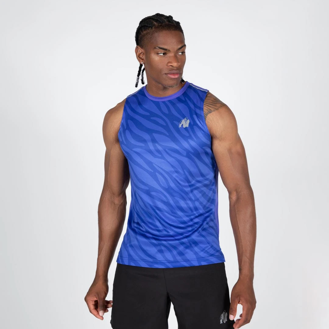 Gorilla Wear Washington Tank Top Blue, sininen kuvioitu polyesterinen treenitoppi miesmallin yllä., kuva 4/8