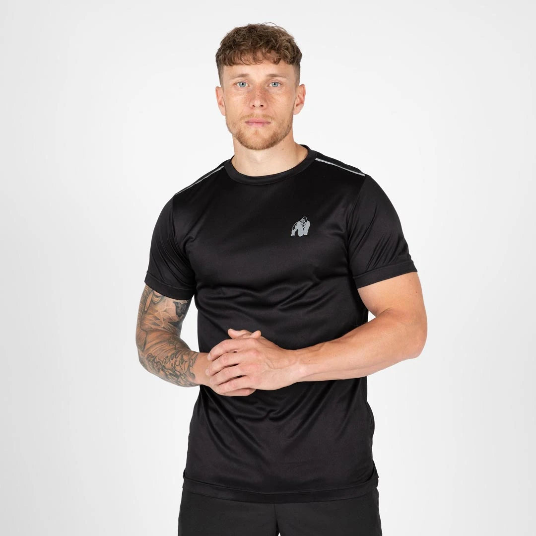 Miehen yllä Gorilla Wear Washington T-Shirt Black, musta ja kevyt polyesterinen treenipaita heijastavalla logolla., kuva 7/8