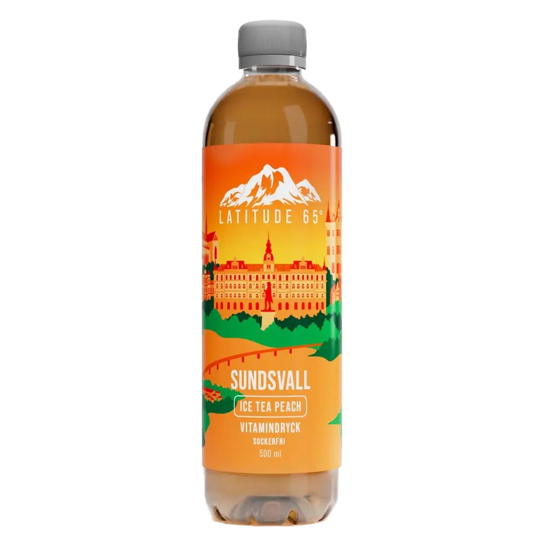 Latitude 65 500 ml -vitamiinijuoma läpinäkyvässä pullossa värikkäällä etiketillä, makuna Sundsvall Ice Tea Peach.