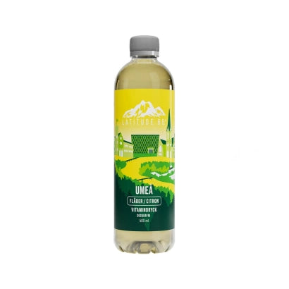 Latitude 65 -vitamiinijuoma 500 ml läpinäkyvässä pullossa, jossa on keltavihreä etiketti maulle Umeå Fläder Citron.