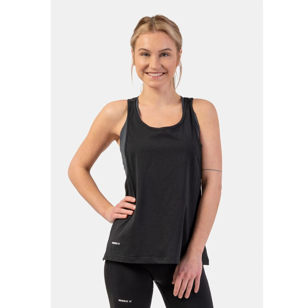 Nainen mustassa, väljässä puuvillaisessa NEBBIA Sleeveless Loose Cross Back Tank Top Feeling Good Black -topissa., kuva 1/4