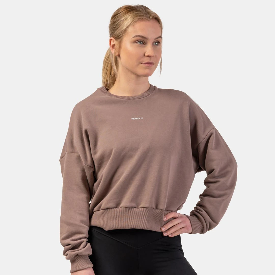 NEBBIA Loose Fit Sweatshirt Feeling Good Brown, ruskea väljän mallinen treenipaita leveillä resoreilla naisen yllä., kuva 2/3