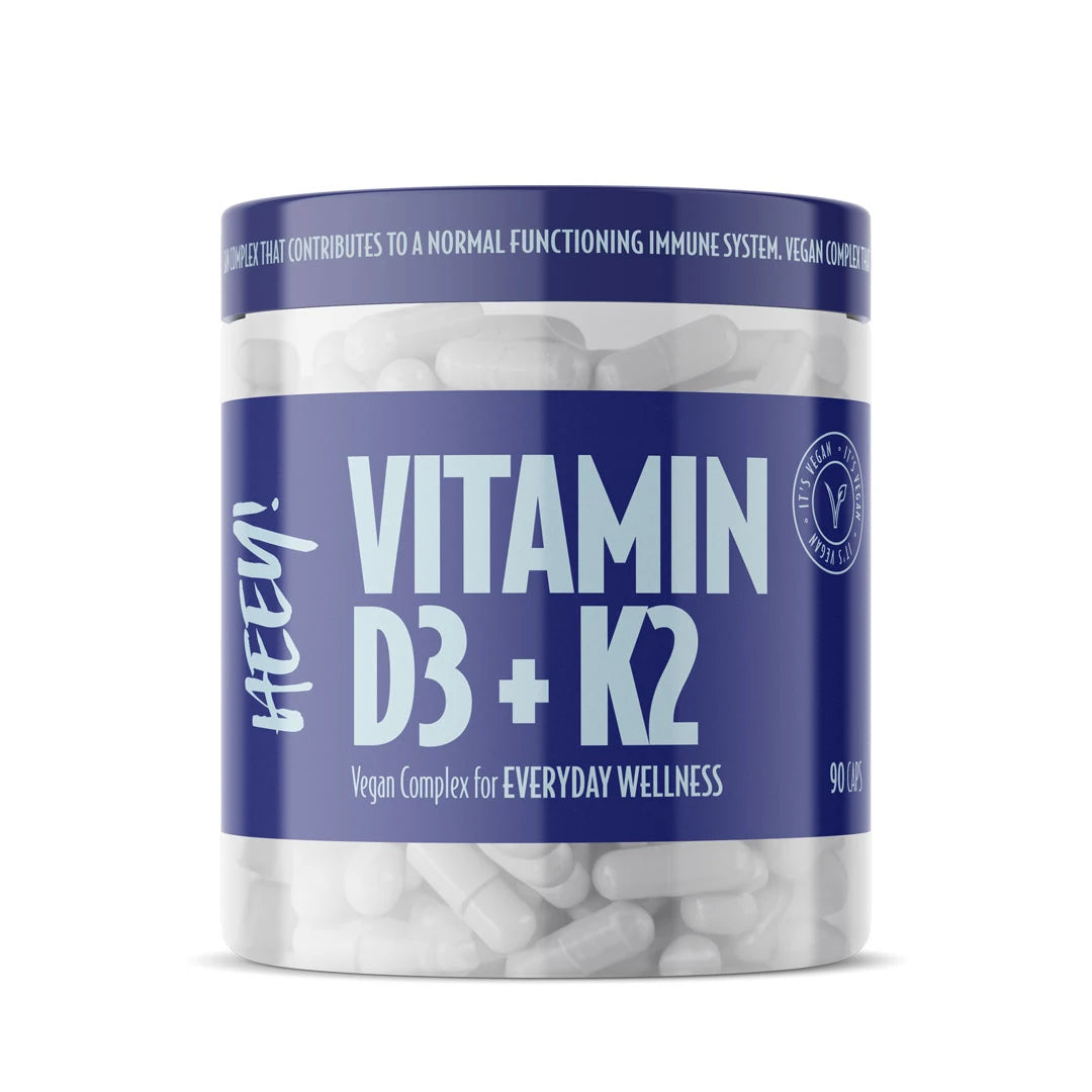 Heey! Vitamin D3/K2 + Superfruits 90 caps läpinäkyvässä purkissa, jossa sininen etiketti ja valkoiset kapselit.