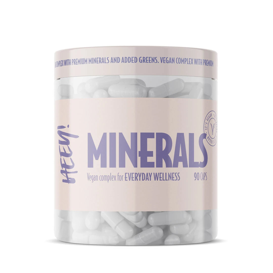 Heey! Multimineral + Greens 90 caps läpinäkyvässä purkissa vaaleanpunaisella etiketillä ja valkoisilla vegaanikapseleilla.
