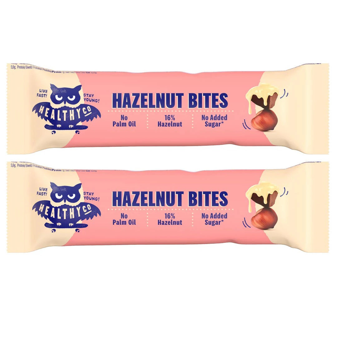 Kaksi vaaleanpunaista Healthyco Hazelnut Bites 21 g x 2 st -pakkausta tummansinisellä tekstillä ja hasselpähkinän kuvalla.
