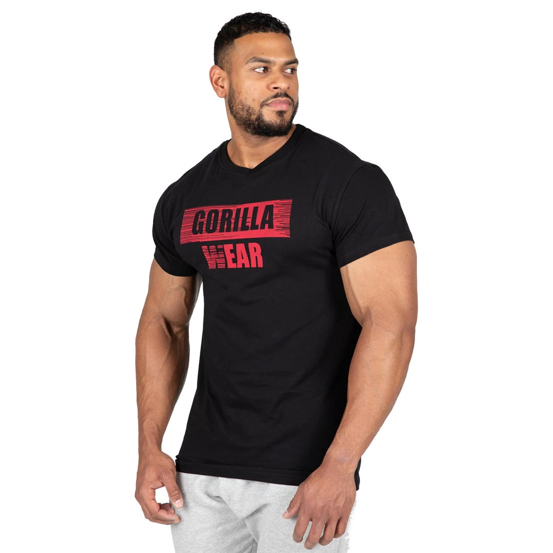 Gorilla Wear Murray T-Shirt Black, musta puuvillainen slim fit -paita punaisella logopainatuksella miehen yllä., kuva 1/7