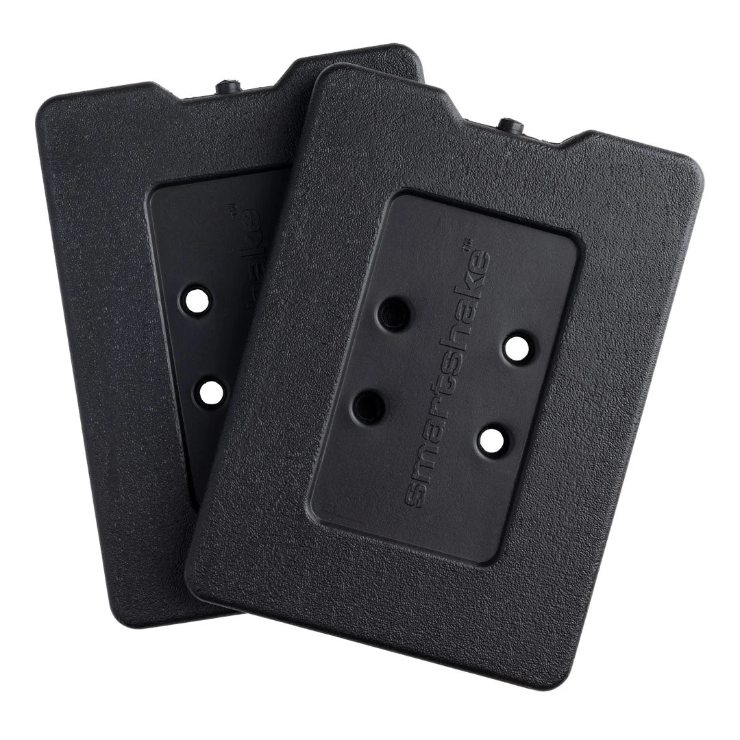 Kaksi mustaa, kovamuovista Smartshake Ice Pack 2-pack Black -kylmäkallea brändin logolla.
