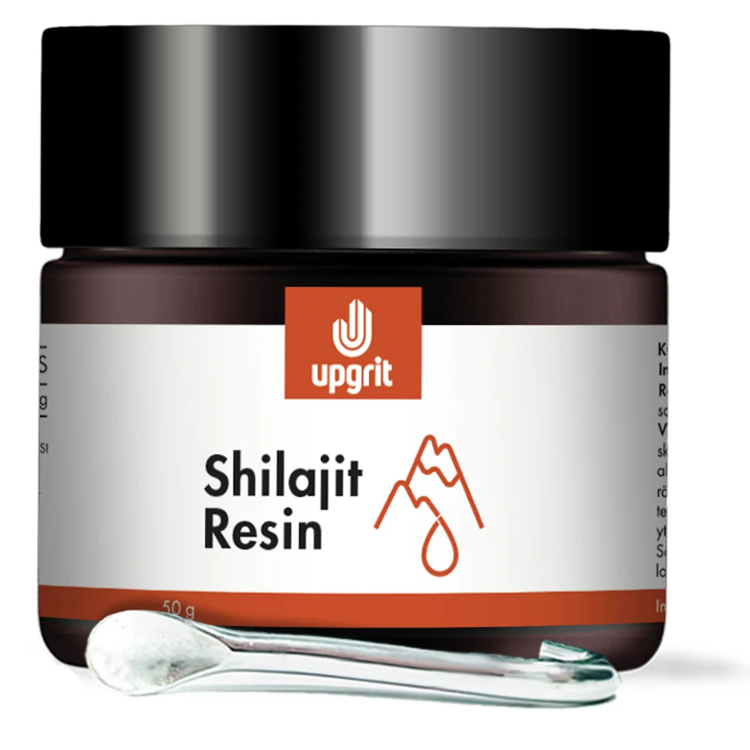 Upgrit Shilajit Resin 50 g tummanruskeassa purkissa, jossa on musta kansi ja pieni lusikka.