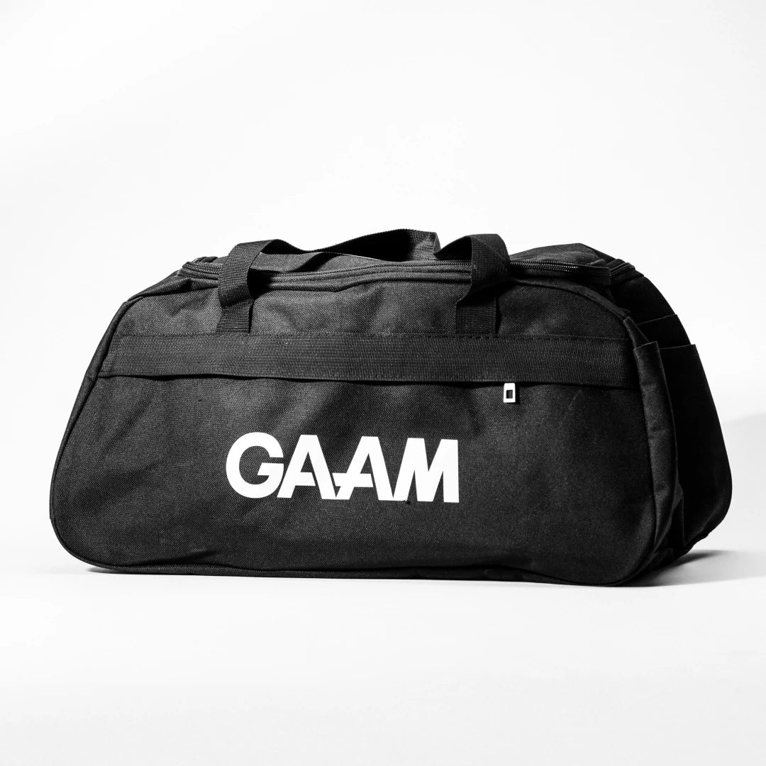 Musta GAAM Duffle Bag -treenikassi, jossa on suuri valkoinen logo ja käytännölliset kantokahvat., kuva 1/1