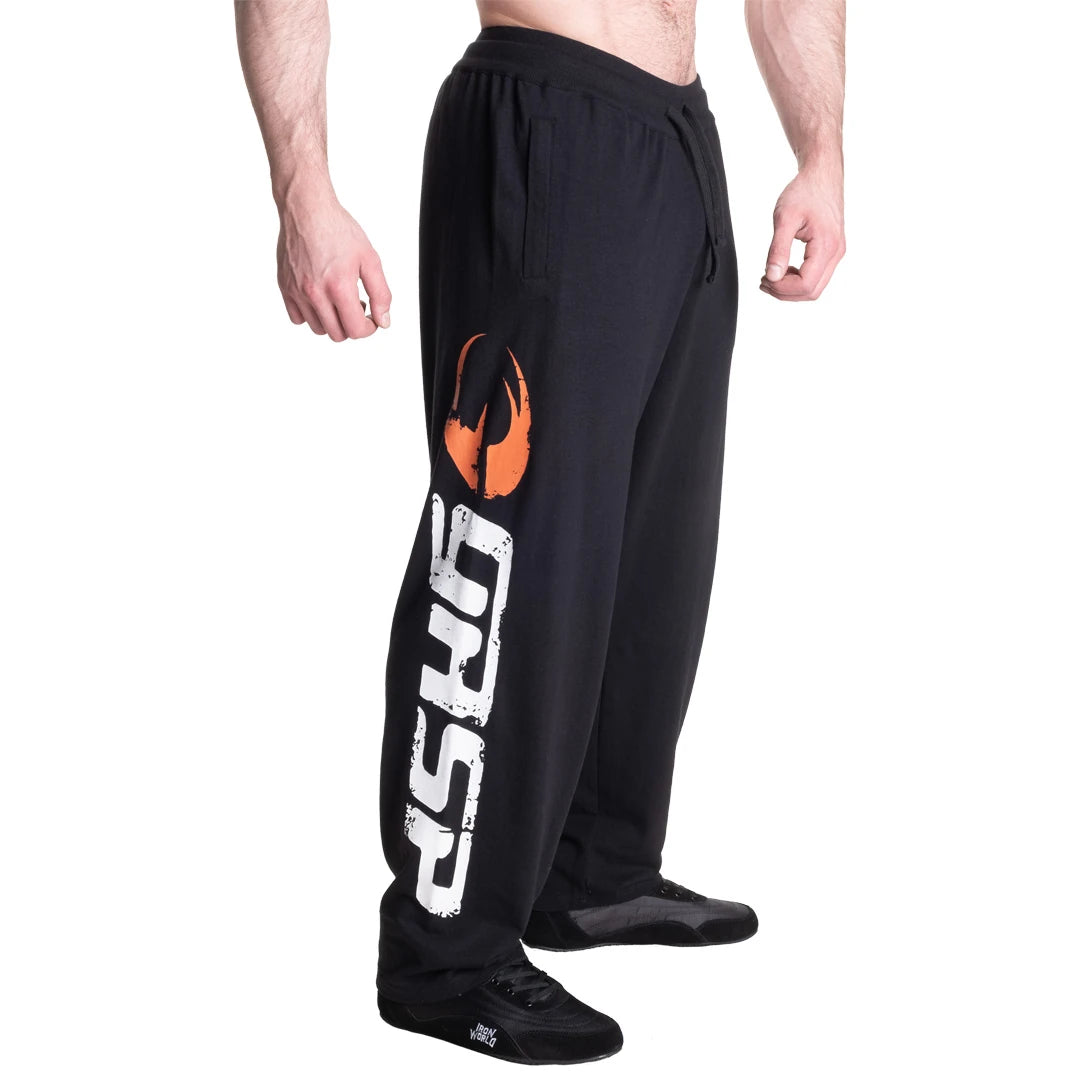 GASP Sweatpants Black/White -mustat treenihousut, joiden oikeassa lahkeessa on suuri valkoinen ja oranssi painatus., kuva 6/6