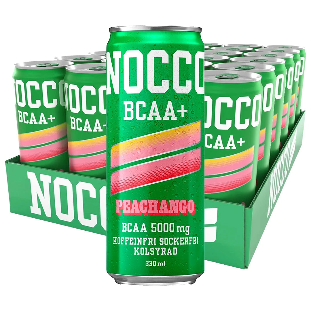 24 x NOCCO BCAA+ 330 ml Peachango vihreässä laatikossa energiajuomatölkkejä pinkeillä ja keltaisilla raidoilla.
