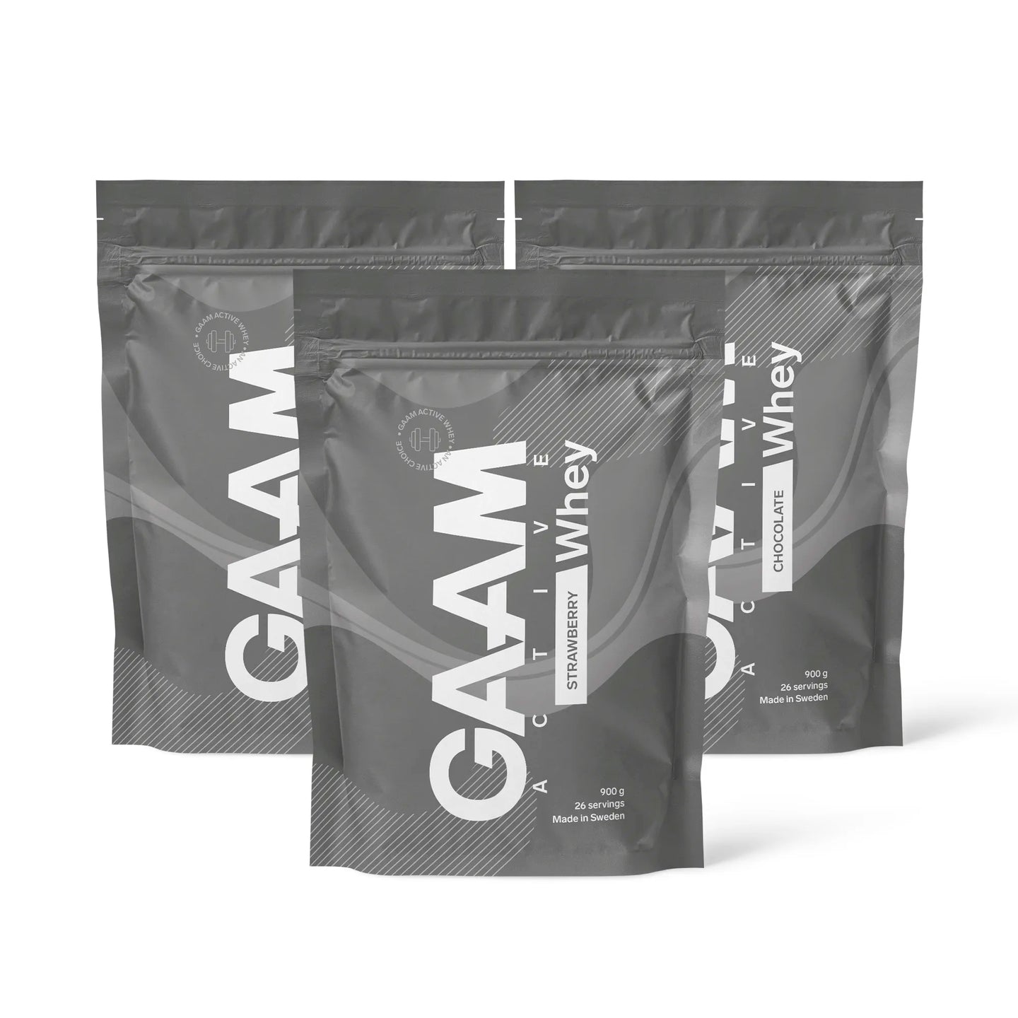 3 x GAAM Active Whey proteiinijauhe 900 g kolmessa harmaassa pussissa valkoisilla yksityiskohdilla eri mauissa.
