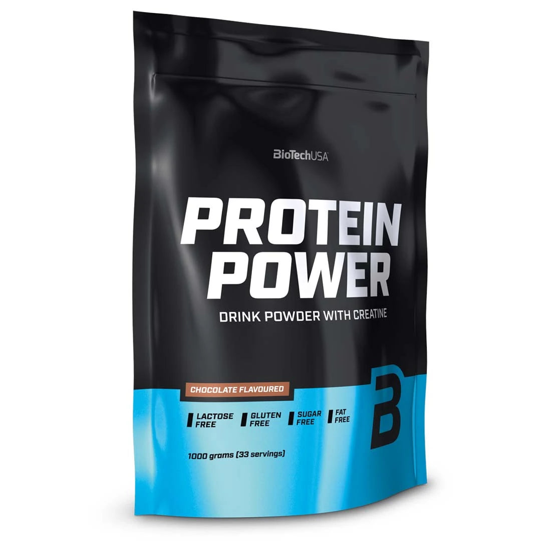 BioTechUSA Protein Power 1 kg -proteiinijauhe mustassa pussissa vaaleansinisillä yksityiskohdilla, makuna suklaa.