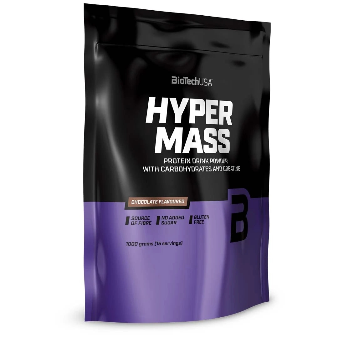 BioTechUSA Hyper Mass 1 kg -gainer mustassa ja liilassa pussissa, suklaanmakuinen proteiinijauhe.