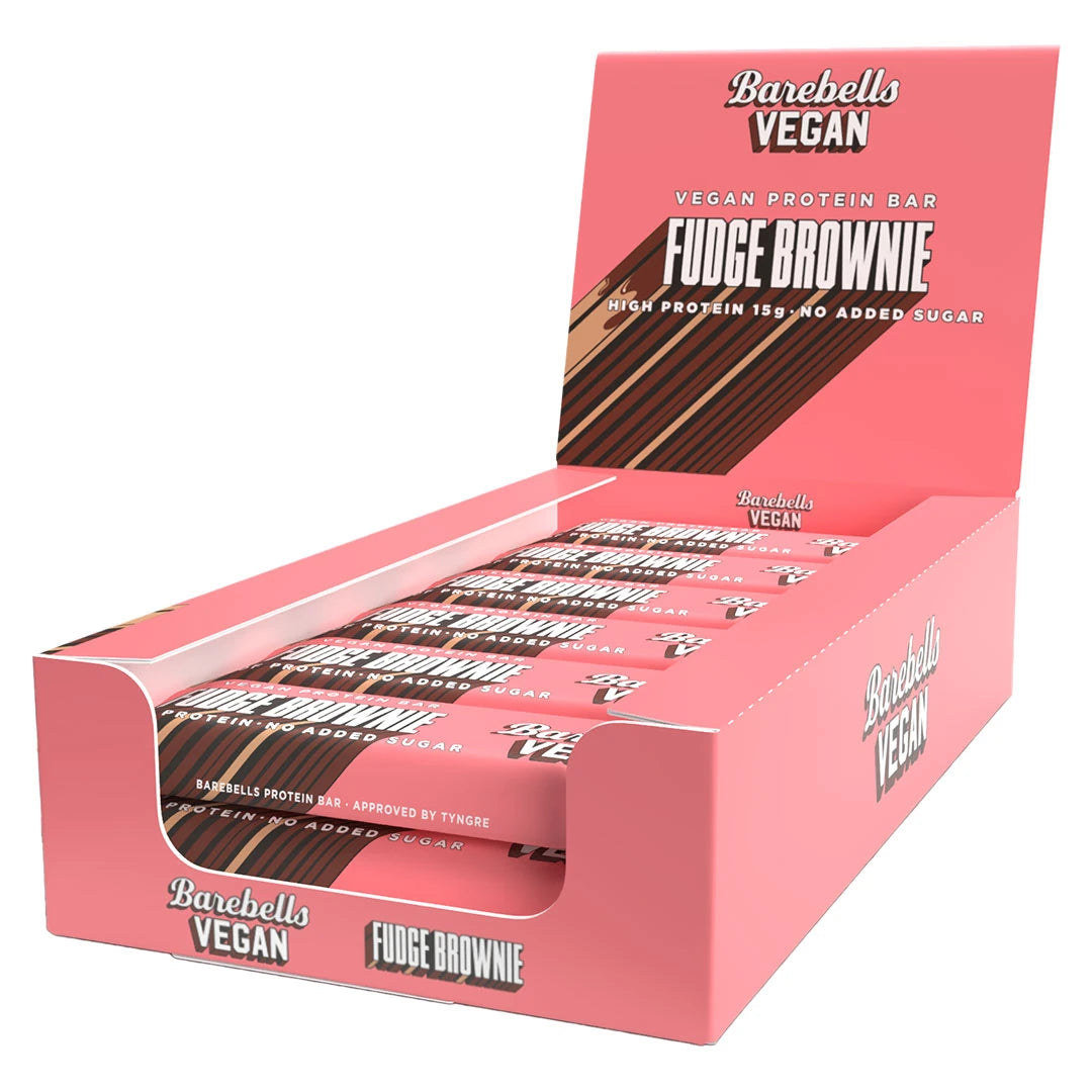 12 x Barebells Vegan Protein Bar 55 g Fudge Brownie -proteiinipatukat vaaleanpunaisessa näyttölaatikossa.