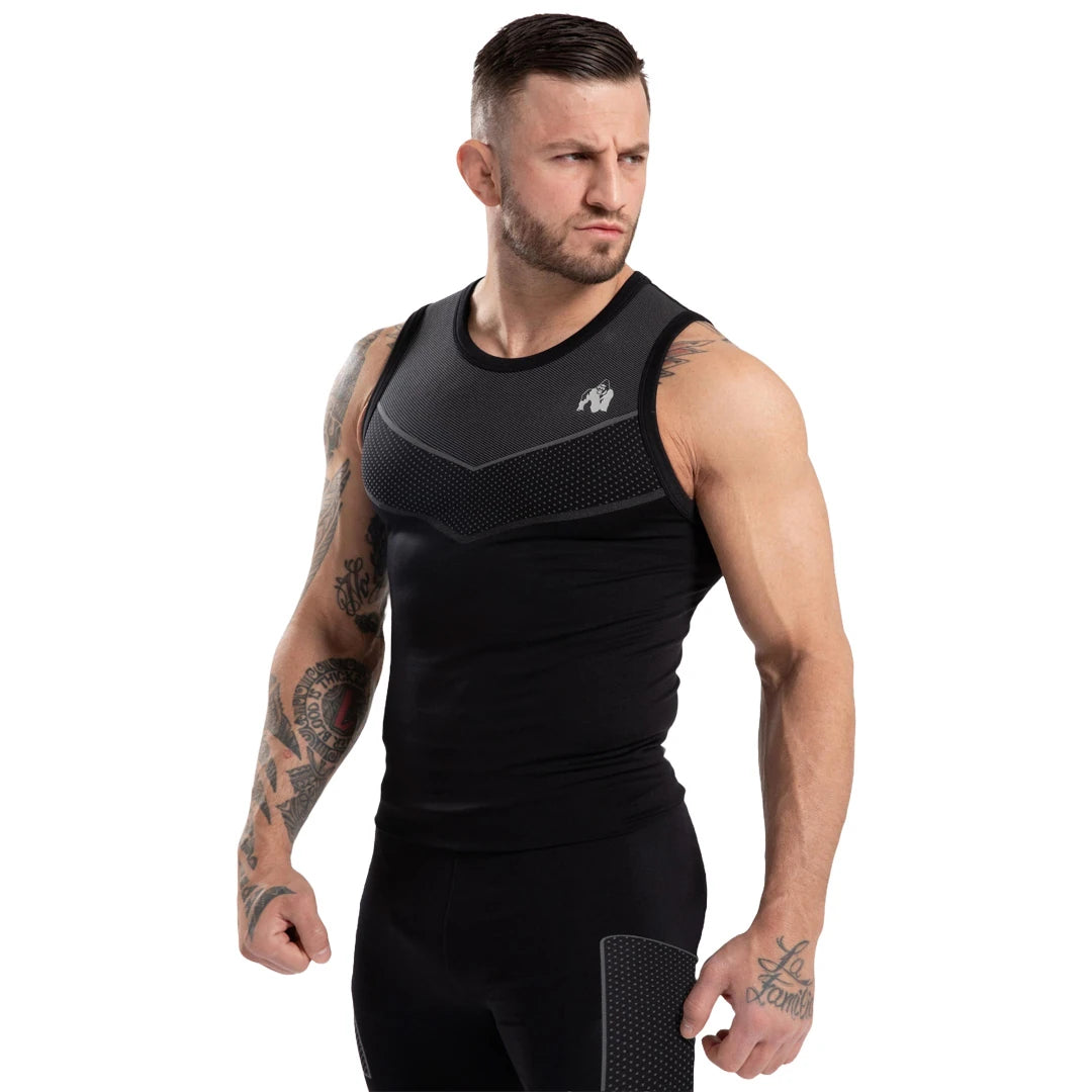 Gorilla Wear Norton Seamless Tank Top Black, musta saumaton treenitoppi harmailla yksityiskohdilla rinnassa.