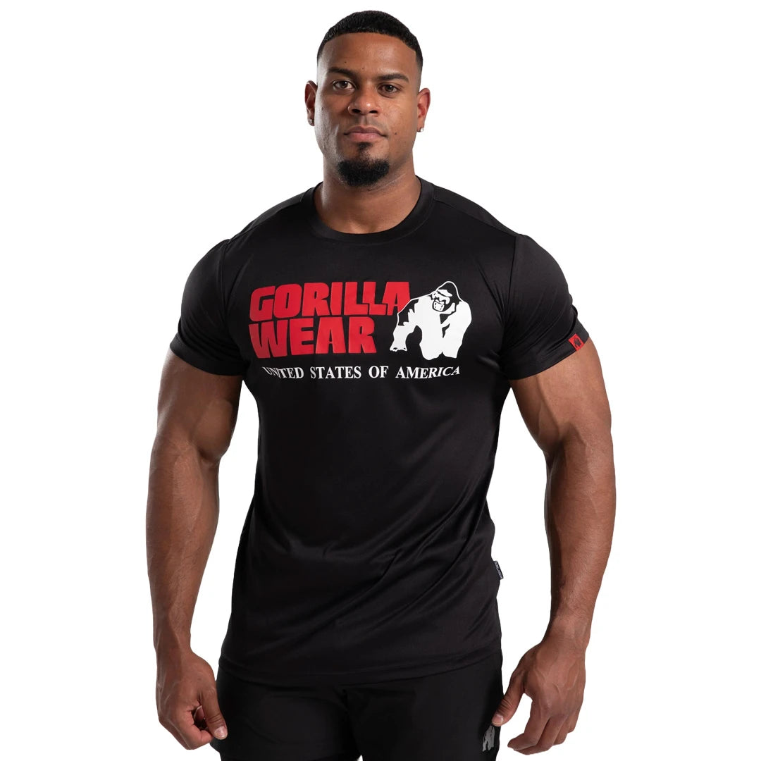 Mies yllään Gorilla Wear Classic Training T-Shirt Black, musta treenipaita suurella punavalkoisella rintalogolla., kuva 5/7