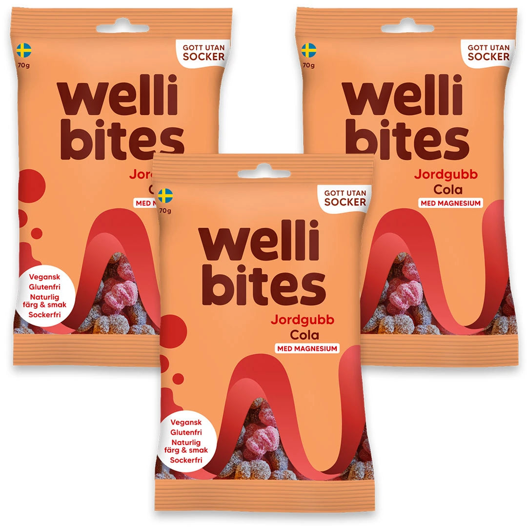 3 x Wellibites Candy 70 g Jordgubb & Cola kolmessa vaaleanoranssissa pussissa punaisilla ja mustilla yksityiskohdilla.