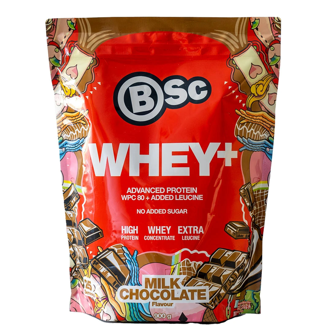BSc Whey+ 900 g -proteiinijauhe punaisessa pussissa värikkäillä yksityiskohdilla, makuna Milk Chocolate.