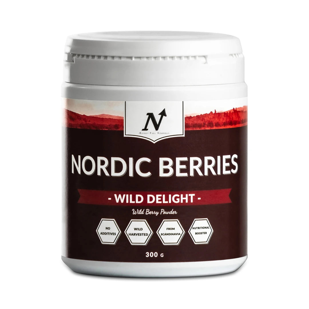 Nyttoteket Nordic Berries 300 g -marjajauhe valkoisessa purkissa, jossa on tummanruskea ja punainen etiketti.