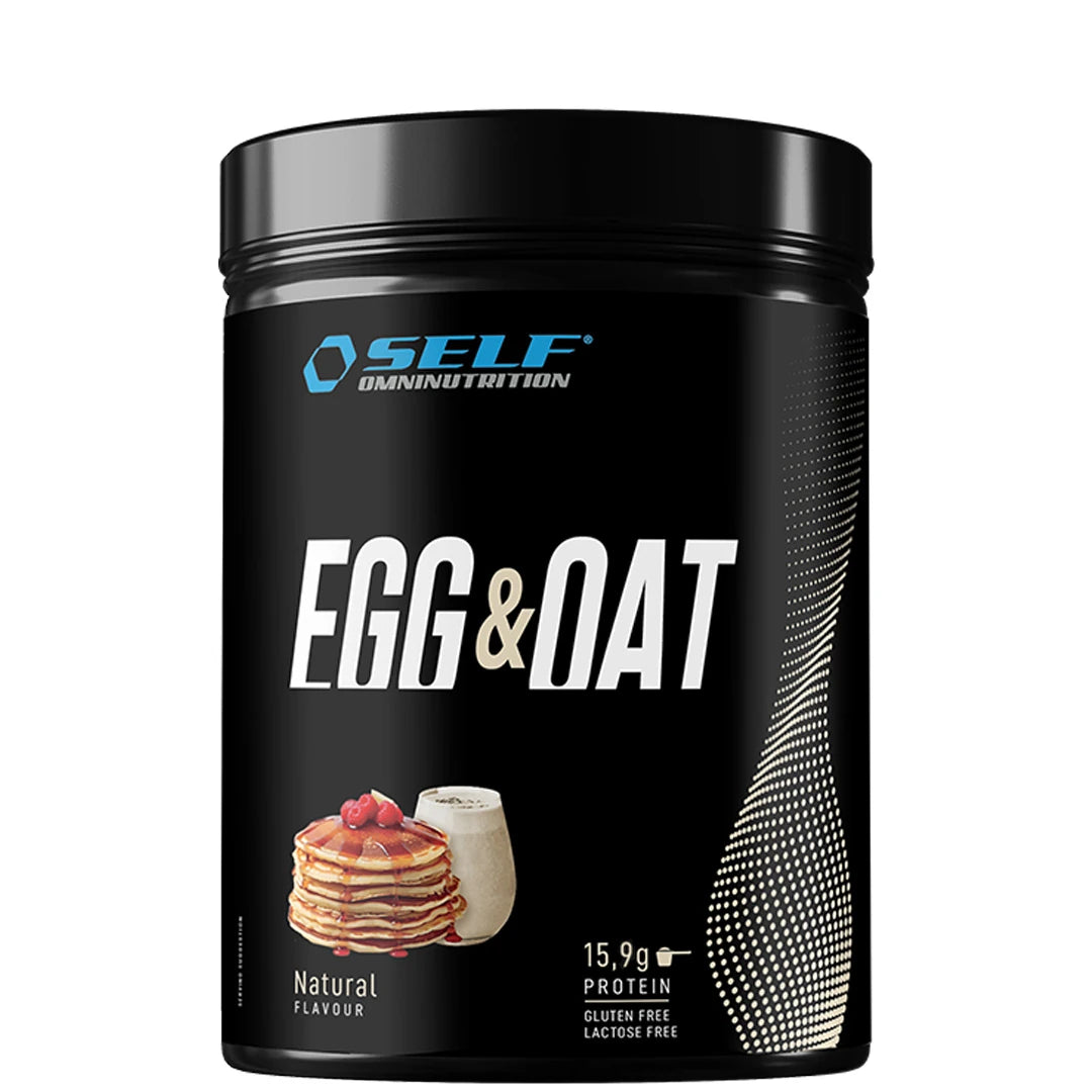 Musta purkki Self Omninutrition Egg & Oat 480 g -jauhetta makuna Natural, jonka etupuolella on kuva pannukakuista.