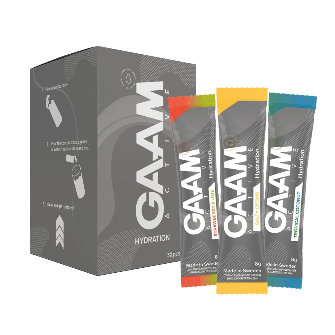 30 x GAAM Active Hydration 8 g -elektrolyyttijauhe harmaassa laatikossa kolmen erimakuisen annospussin vieressä., kuva 1/1