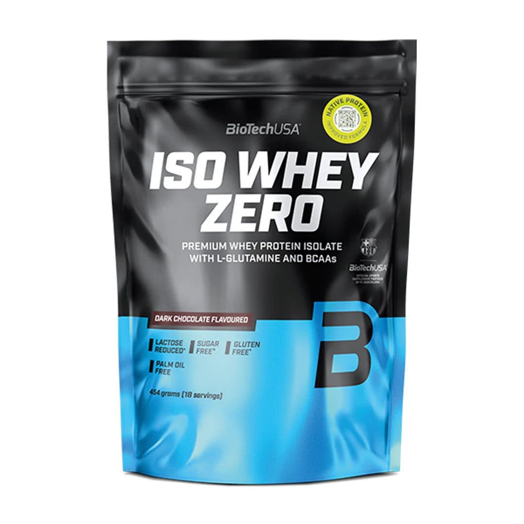Musta-sininen pussi BioTechUSA Iso Whey Zero 454 g -proteiinijauhetta maussa Dark Chocolate.