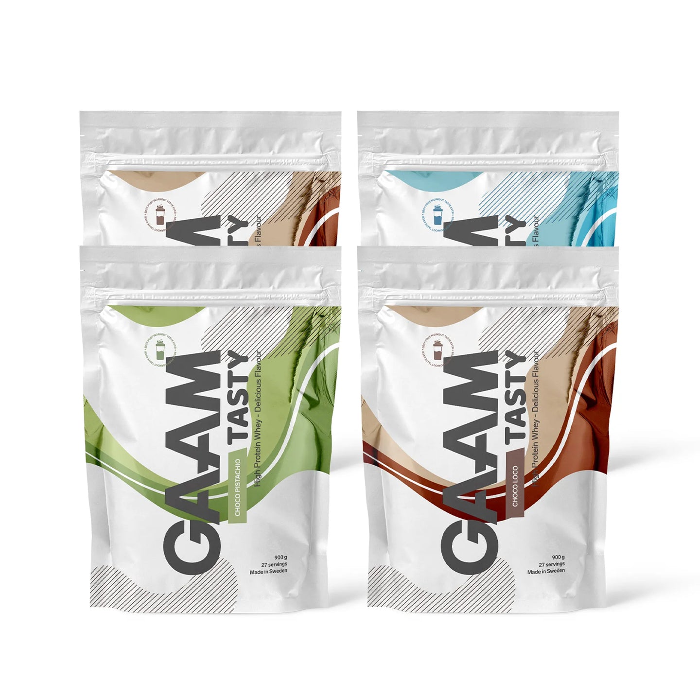 4 x GAAM Tasty Whey Proteinpulver 900 g neljässä valkoisessa pussissa, joissa on värikkäät aaltokuviot eri mauille.