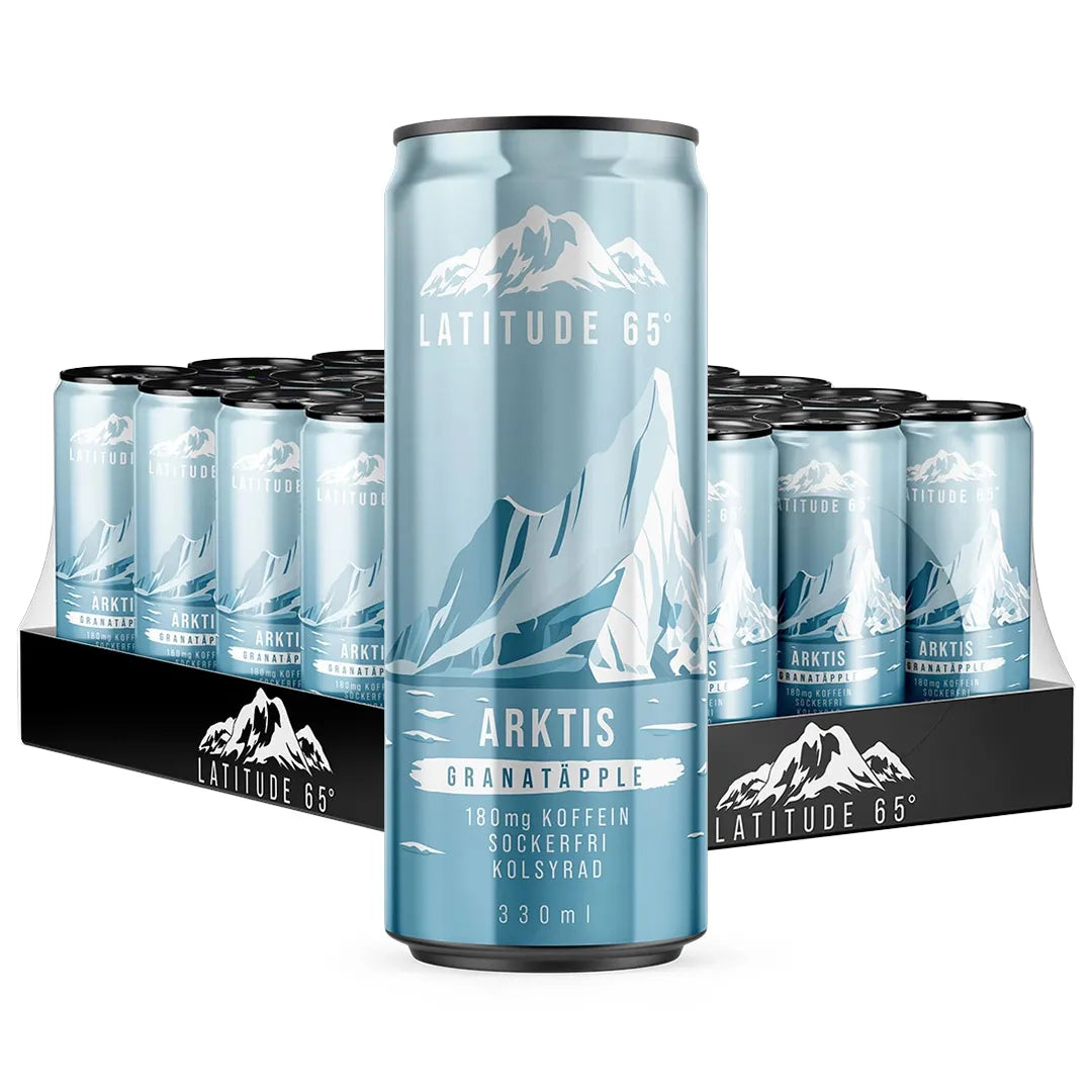 24 x Latitude 65 330 ml Arktis - Granatäpple -energiajuoma mustassa alustassa, jossa on jäänsinisiä tölkkejä ja valkoinen vuoristokuvio.