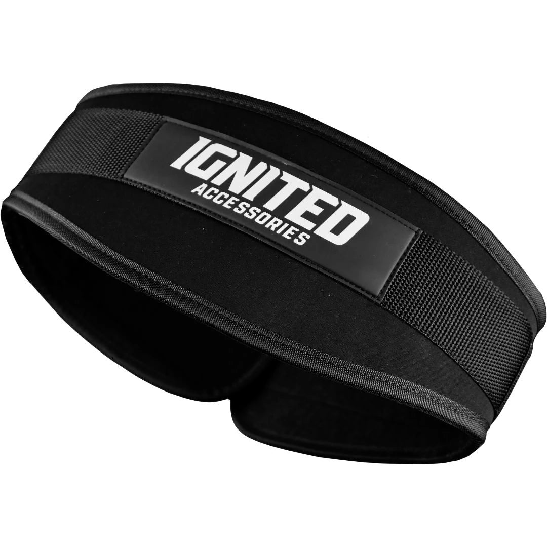 Ignited Basic Lifting Belt Black, musta anatominen nostovyö kestävästä nailonista valkoisella logolla.