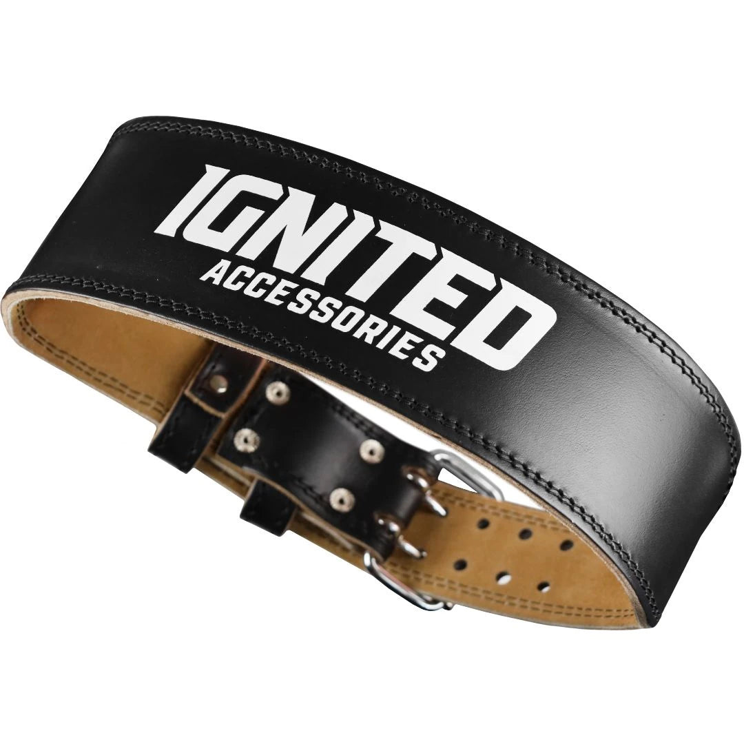 Musta nahkainen Ignited Classic Lifting Belt Black -nostovyö, jossa on valkoinen logo ja tukeva solki.